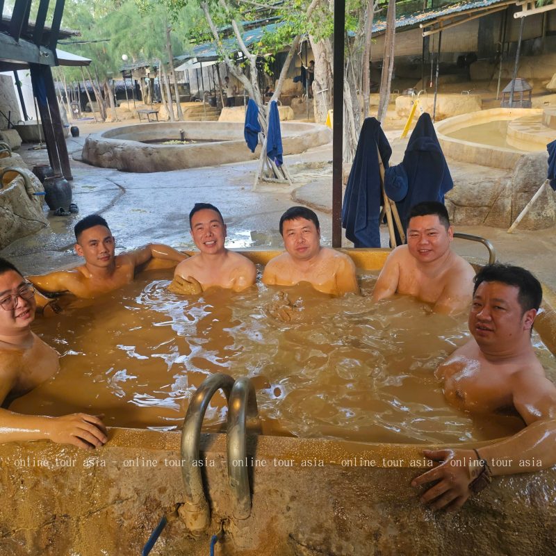 Qúy khách trải nghiệm Tắm bùn tại Hòn Tằm