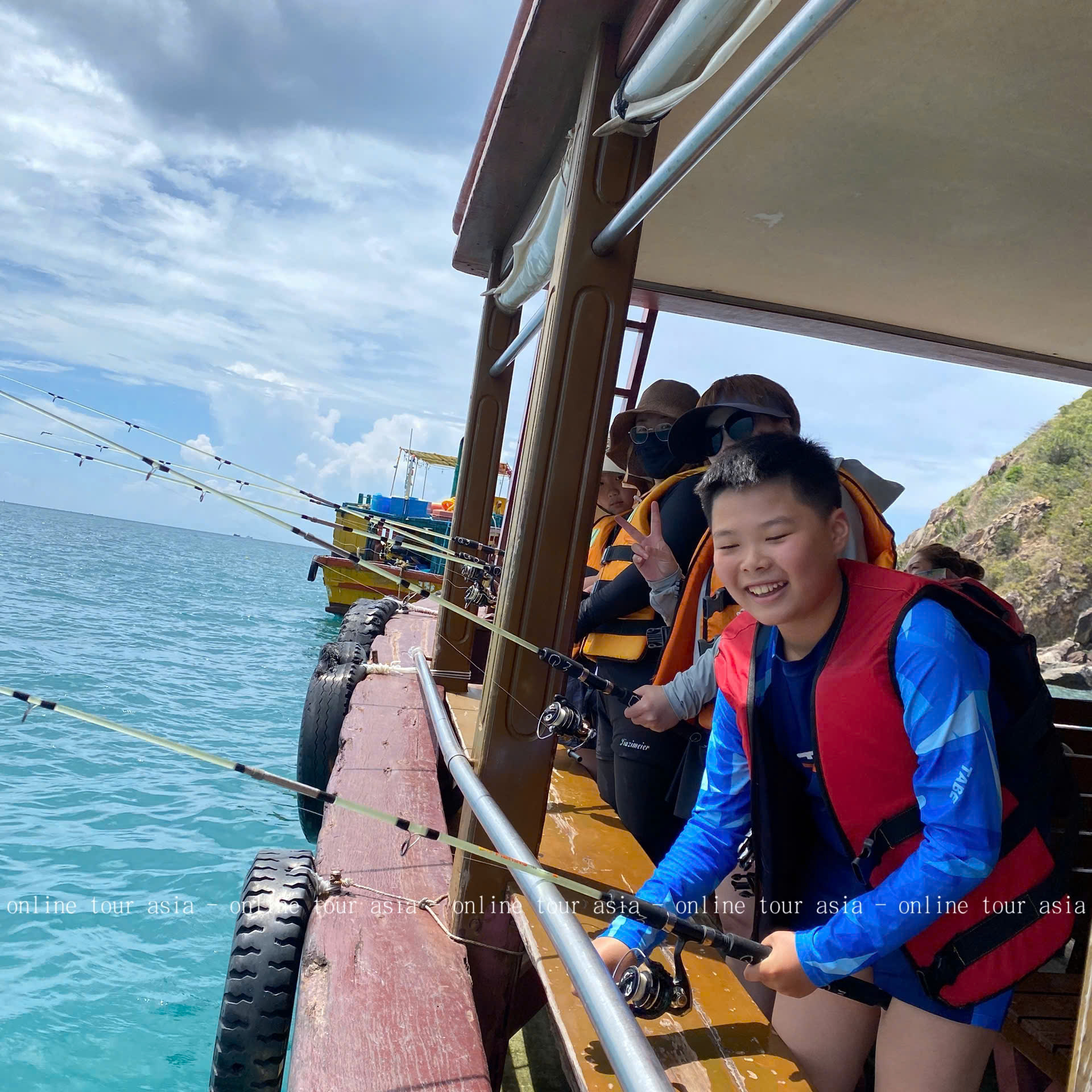 Tour Câu Cá Nha Trang Bằng Tàu Gỗ - Ảnh 2