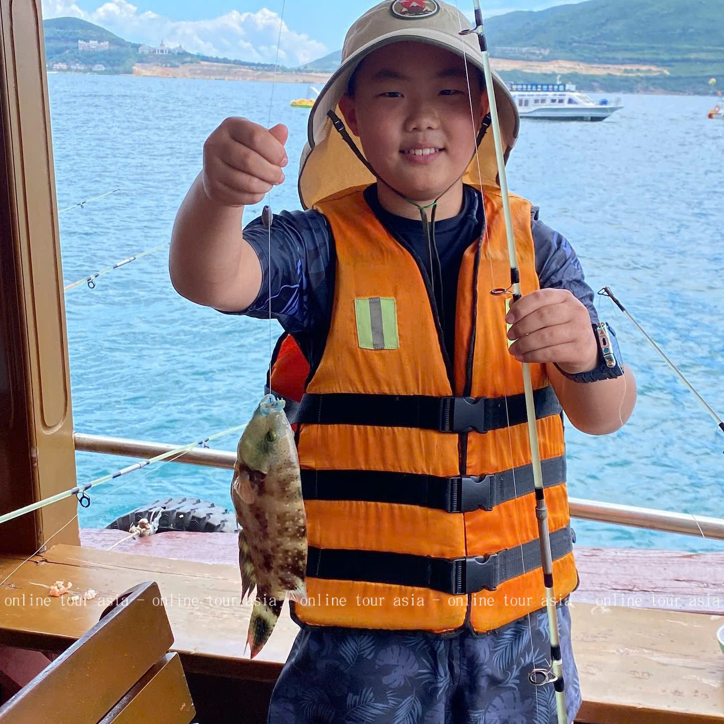 Tour Câu Cá Nha Trang Bằng Tàu Gỗ - Ảnh 3