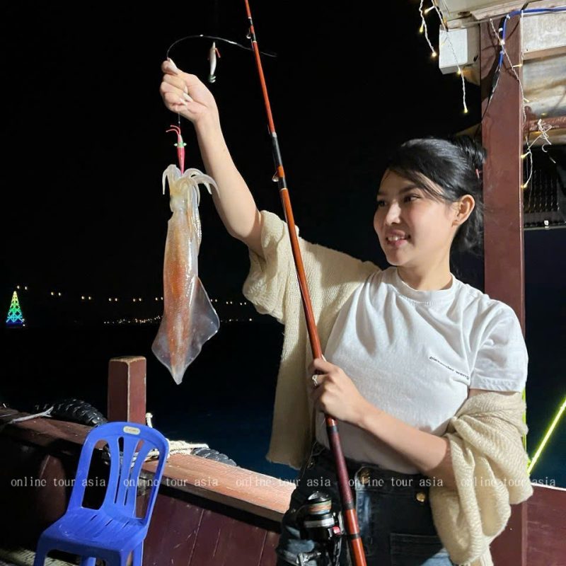 Quý khách sẽ được câu những con mực đêm và thưởng thức trong Tour câu mực đêm Nha Trang trọn gói