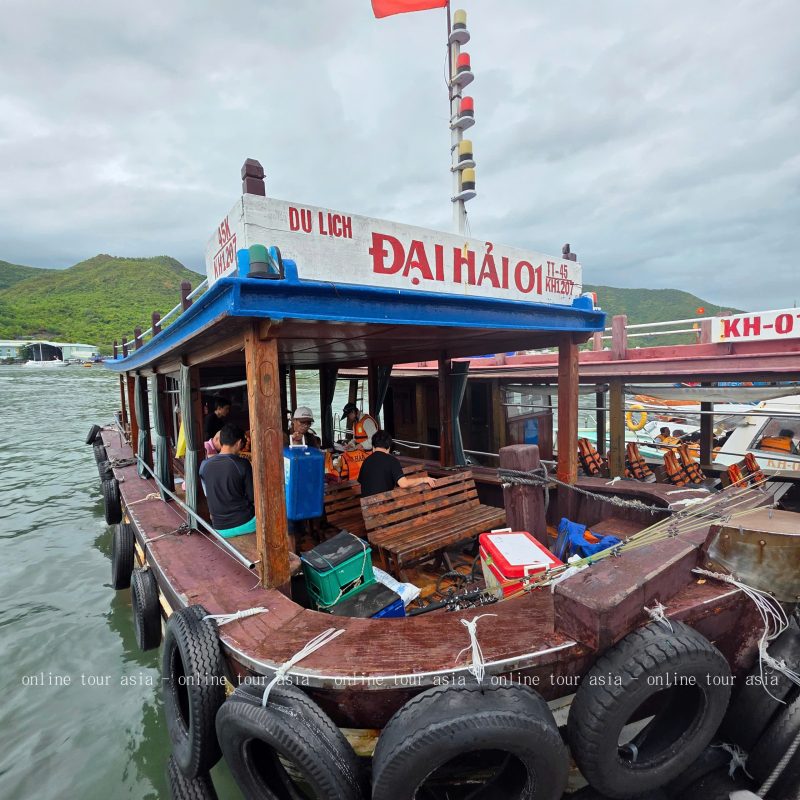 Quý khách sẽ được lên tàu gỗ để bắt đầu hành trình Tour Câu Cá Nha Trang 