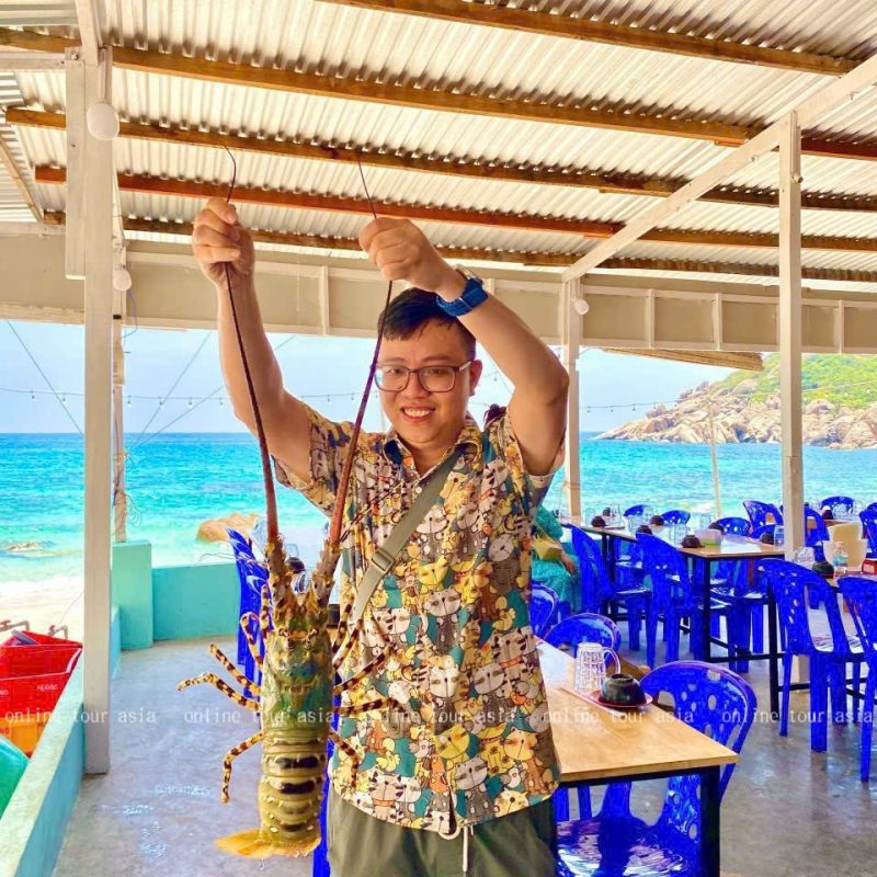 Quý khách có thể tự do lựa chọn hải sản tươi sống tại Làng Chài trong Tour 3 đảo Nha Trang