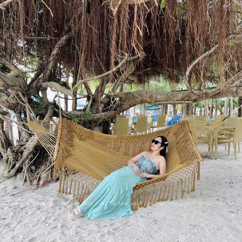 Khác biệt với những bãi biển cát trắng thông thường, Hòn Sỏi mang một vẻ đẹp mộc mạc và độc đáo hơn