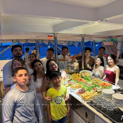 Thưởng thức tiệc Buffet tại Tour Du Thuyền Buồm Nha Trang với đa dạng các món hải sản đặc biệt