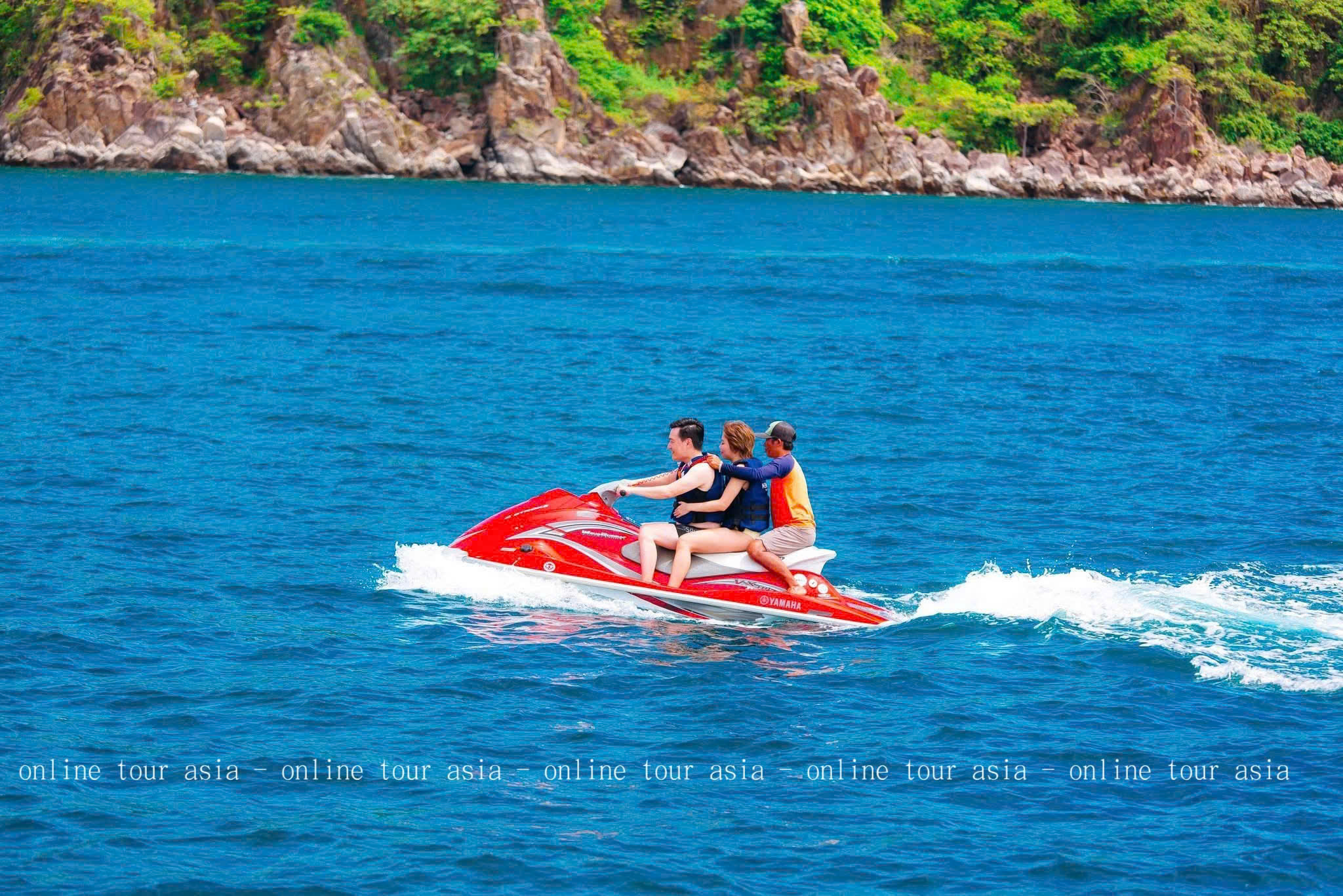 Trò chơi tại Tour Du Thuyền Buồm Câu Cá Bơi Lội BBQ Trên Vịnh Nha Trang