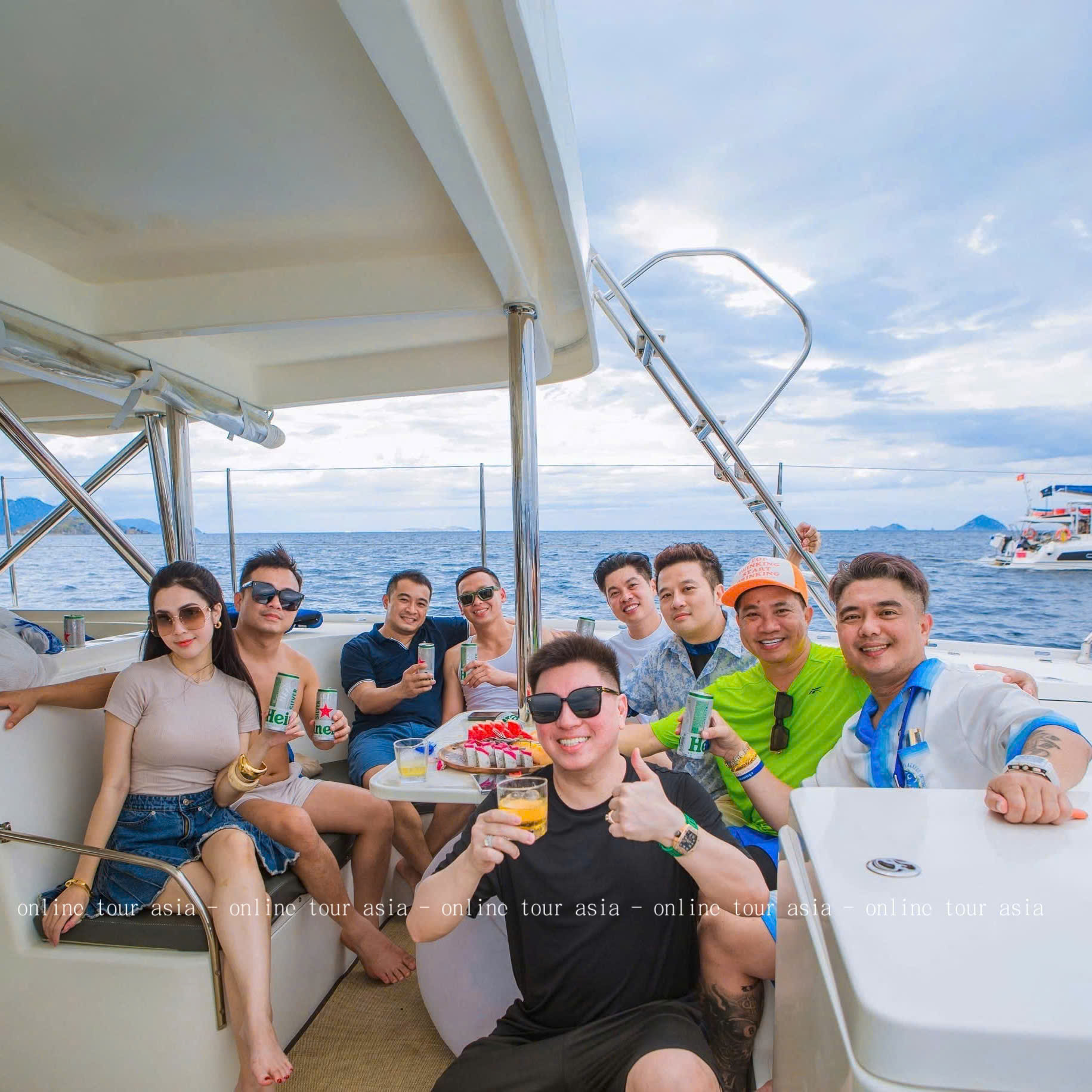 Khách hàng trải nghiệm tại Tour Du Thuyền Buồm Câu Cá Bơi Lội BBQ Trên Vịnh Nha Trang