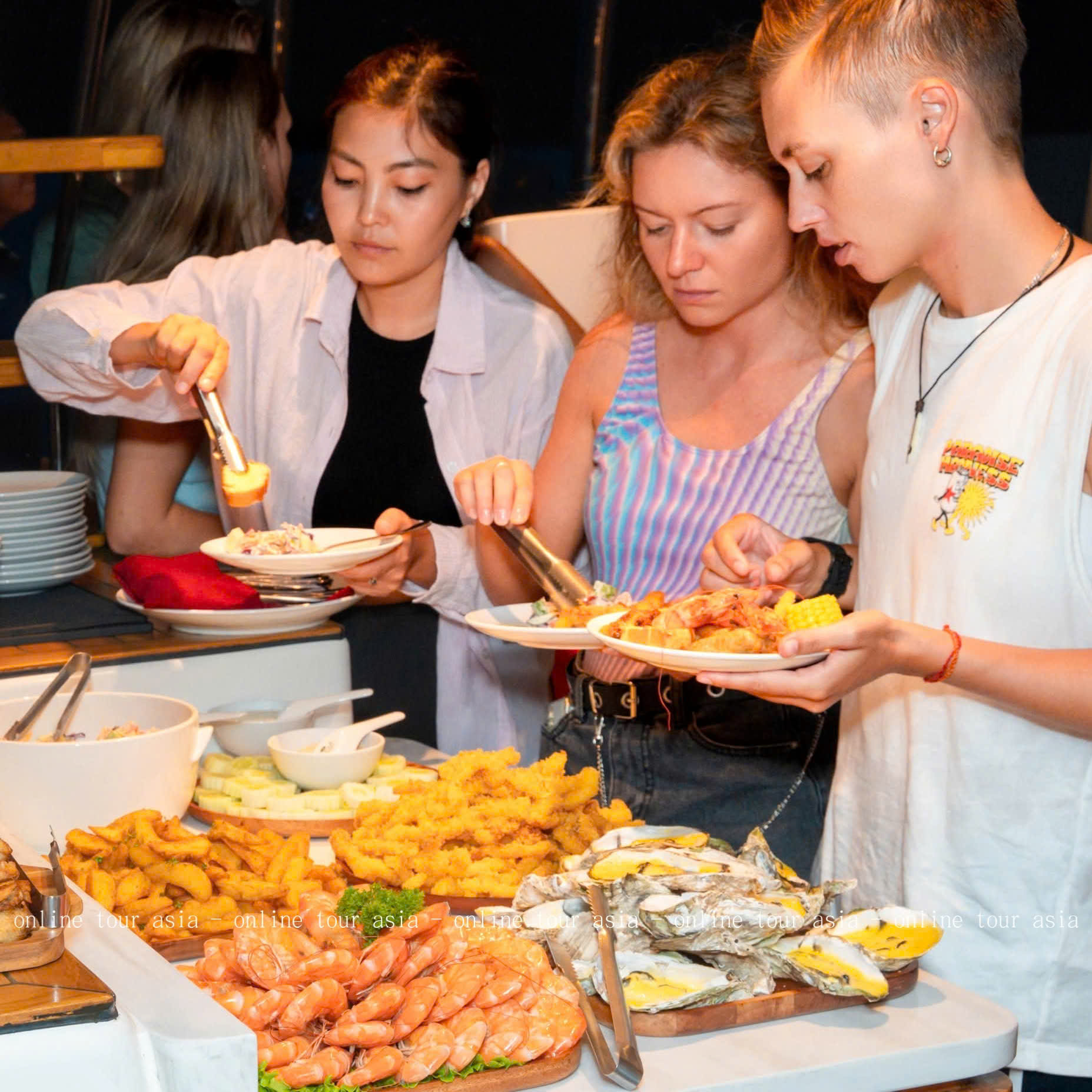 Qúy khách cỏ thể trải nghiệm tiệc Buffet tại Tour Du Thuyền Ngắm Hoàng Hôn Phú Quốc